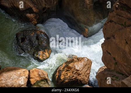 Caminito del Ray, der Pfad des Königs. Der Fußweg ist entlang der steilen Wände einer engen Schlucht in El Chorro, Malaga, Spanien Stockfoto