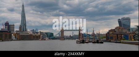 Berühmte Tower Bridge, The Shard und das Walkie Talkie Building von der Themse, London, Großbritannien Stockfoto