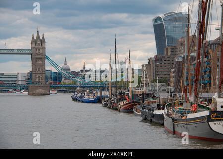 Berühmte Tower Bridge, St. Pauls Cathedral & The Walkie Talkie Building von der Themse, London, Großbritannien Stockfoto