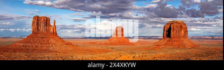 Malerischer Blick auf die herrlichen Buttes im Monument Valley an einem hellen, lebhaften Frühlingstag. Merrick Butte auf der rechten Seite und Ost und West Mittens o Stockfoto