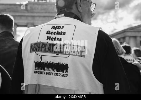 Kundgebung für die Demokratie vor Brandenburger Tor. Deutschland, Berlin, Pariser Platz am 05.05.2024: Ein Mann mit einer Warnweste AFD Rechte Hetzte.. Kein platz für Nazis steht gegen Rassismus . Nach dem Motto Haltung zeigen gegen Hass und Gewalt. Unsere Demokratie lässt sich nicht einschüchtern hat das Netzwerk zusammen gegen Rechts eine Kundgebung veranstalltet nach sächsischen SPD-Spitzenkandidaten für die Europawahl, Matthias Ecke, angegriffen war. *** Rallye für Demokratie vor Brandenburger Tor Deutschland, Berlin, Pariser Platz am 05 05 05 2024 Ein Mann mit Sicherheitsweste AFD rechts-W Stockfoto