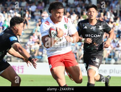 Tokio, Japan. Mai 2024. Toyota Verblitz Center Siosaia Fifita trägt den Ball während eines Spiels der Japan Rugby League One gegen Ricoh Black Rams Tokyo im Prince Chichibu Rugby Stadion in Tokio am Sonntag, den 5. Mai 2024. Verblitz besiegte Black Rams mit 45:18. (Foto: Yoshio Tsunoda/AFLO) Stockfoto