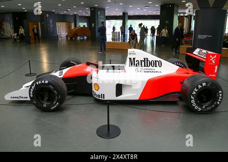 Ayrton Sennas McLaren Honda wurde während der Ausstellung „Senna Forever“ am 5. Mai 2024 im Museo Nazionale dell'Automobile in Turin, Italien, gezeigt. Stockfoto