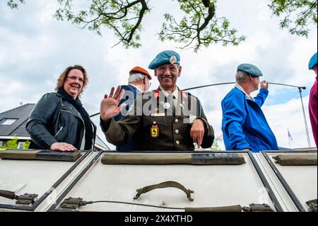 Wageningen, Niederlande. Mai 2024. Ein Kriegsveteran wird während der Parade von der Spitze eines Panzers aus bejubelt. Während des Befreiungstages findet die Befreiungsparade (Bevrijdingsdefilé) statt, die Veteranen und militärische Nachfolger zusammenführt, um all jenen zu würdigen, die während des Zweiten Weltkriegs ihr Leben gaben, und der internationalen militärischen Zusammenarbeit. An der Front der Parade standen zwölf britische Veteranen, die im Zweiten Weltkrieg für die Freiheit der Niederlande kämpften. Quelle: SOPA Images Limited/Alamy Live News Stockfoto