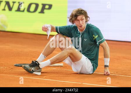 Andrey Rublev posiert mit der Trophäe Mutua Madrid Open nach dem Sieg im Finale der Männer im Einzelspiel gegen Felix Auger von Mutua Madrid Open in Stockfoto