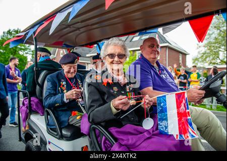 Wageningen, Niederlande. Mai 2024. Eine Veteranin aus dem Zweiten Weltkrieg erhält während der Veranstaltung eine selbstgemachte Medaille. Während des Befreiungstages findet die Befreiungsparade (Bevrijdingsdefilé) statt, die Veteranen und militärische Nachfolger zusammenführt, um all jenen zu würdigen, die während des Zweiten Weltkriegs ihr Leben gaben, und der internationalen militärischen Zusammenarbeit. An der Front der Parade standen zwölf britische Veteranen, die im Zweiten Weltkrieg für die Freiheit der Niederlande kämpften. Quelle: SOPA Images Limited/Alamy Live News Stockfoto