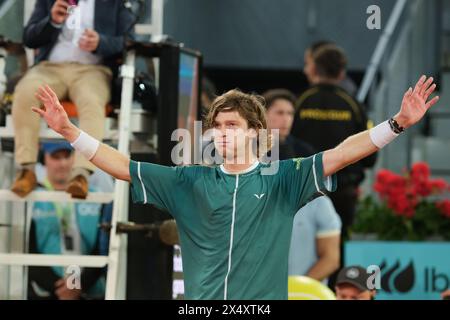 Andrey Rublev posiert mit der Trophäe Mutua Madrid Open nach dem Sieg im Finale der Männer im Einzelspiel gegen Felix Auger von Mutua Madrid Open in Stockfoto