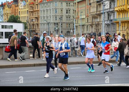 PRAG, TSCHECHISCHE REPUBLIK - 5. MAI 2024: Läufer nehmen am Prager Marathon Teil, einem der größten Marathonrennen Europas. Stockfoto