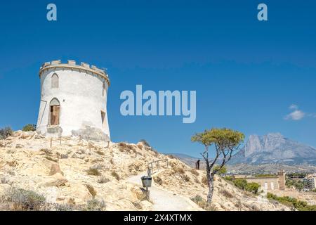 Wunderschöne Stadt Villajoyosa in Spanien. Blick von der Klippe auf Malladeta in La Vila Joiosa auf den Turm Malladeta, Villa Giacomina und Puig Campana Mount Stockfoto