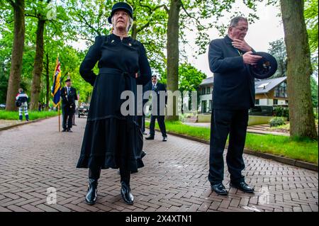 Wageningen, Niederlande. Mai 2024. Englische Militärs nehmen an der Parade Teil. Während des Befreiungstages findet die Befreiungsparade (Bevrijdingsdefilé) statt, die Veteranen und militärische Nachfolger zusammenführt, um all jenen zu würdigen, die während des Zweiten Weltkriegs ihr Leben gaben, und der internationalen militärischen Zusammenarbeit. An der Front der Parade standen zwölf britische Veteranen, die im Zweiten Weltkrieg für die Freiheit der Niederlande kämpften. Quelle: SOPA Images Limited/Alamy Live News Stockfoto