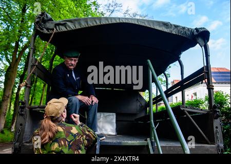 Wageningen, Niederlande. Mai 2024. Ein Militärveteran wird während der Veranstaltung mit einer Frau gesprochen. Während des Befreiungstages findet die Befreiungsparade (Bevrijdingsdefilé) statt, die Veteranen und militärische Nachfolger zusammenführt, um all jenen zu würdigen, die während des Zweiten Weltkriegs ihr Leben gaben, und der internationalen militärischen Zusammenarbeit. An der Front der Parade standen zwölf britische Veteranen, die im Zweiten Weltkrieg für die Freiheit der Niederlande kämpften. Quelle: SOPA Images Limited/Alamy Live News Stockfoto