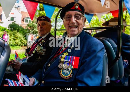 Wageningen, Niederlande. Mai 2024. Ein Veteran des Zweiten Weltkriegs wird während der Parade lächelnd gesehen. Während des Befreiungstages findet die Befreiungsparade (Bevrijdingsdefilé) statt, die Veteranen und militärische Nachfolger zusammenführt, um all jenen zu würdigen, die während des Zweiten Weltkriegs ihr Leben gaben, und der internationalen militärischen Zusammenarbeit. An der Front der Parade standen zwölf britische Veteranen, die im Zweiten Weltkrieg für die Freiheit der Niederlande kämpften. Quelle: SOPA Images Limited/Alamy Live News Stockfoto