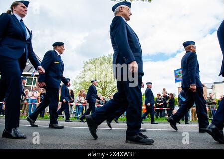 Wageningen, Niederlande. Mai 2024. Während der Parade marschieren Militärangehörige. Während des Befreiungstages findet die Befreiungsparade (Bevrijdingsdefilé) statt, die Veteranen und militärische Nachfolger zusammenführt, um all jenen zu würdigen, die während des Zweiten Weltkriegs ihr Leben gaben, und der internationalen militärischen Zusammenarbeit. An der Front der Parade standen zwölf britische Veteranen, die im Zweiten Weltkrieg für die Freiheit der Niederlande kämpften. (Foto: Ana Fernandez/SOPA Images/SIPA USA) Credit: SIPA USA/Alamy Live News Stockfoto