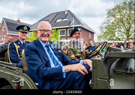 Wageningen, Niederlande. Mai 2024. Pieter van Vollenhoven Jr. Ehemann von Prinzessin Margriet von den Niederlanden wird bei der Parade gesehen. Während des Befreiungstages findet die Befreiungsparade (Bevrijdingsdefilé) statt, die Veteranen und militärische Nachfolger zusammenführt, um all jenen zu würdigen, die während des Zweiten Weltkriegs ihr Leben gaben, und der internationalen militärischen Zusammenarbeit. An der Front der Parade standen zwölf britische Veteranen, die im Zweiten Weltkrieg für die Freiheit der Niederlande kämpften. (Foto: Ana Fernandez/SOPA Images/SIPA USA) Credit: SIPA USA/Alamy Live News Stockfoto