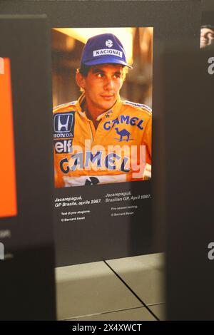 Ein Porträt von Ayrton Senna, das während der Ausstellung „Senna Forever“ am 5. Mai 2024 im nationalen Automobilmuseum in Turin gezeigt wurde. Stockfoto