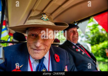 Wageningen, Niederlande. Mai 2024. Während der Parade posiert ein Veteran aus dem Zweiten Weltkrieg für die Kamera. Während des Befreiungstages findet die Befreiungsparade (Bevrijdingsdefilé) statt, die Veteranen und militärische Nachfolger zusammenführt, um all jenen zu würdigen, die während des Zweiten Weltkriegs ihr Leben gaben, und der internationalen militärischen Zusammenarbeit. An der Front der Parade standen zwölf britische Veteranen, die im Zweiten Weltkrieg für die Freiheit der Niederlande kämpften. (Foto: Ana Fernandez/SOPA Images/SIPA USA) Credit: SIPA USA/Alamy Live News Stockfoto