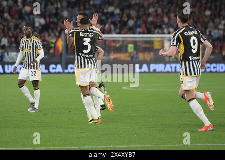 Stadio Olimpico, Rom, Italien. Mai 2024. Serie A Football; Roma gegen Juventus; Bremer vom FC Juventus jubelt mit Danilo vom FC Juventus, nachdem er in der 31. Minute 1-1 das Tor erzielt hat Stockfoto