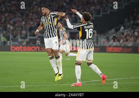 Stadio Olimpico, Rom, Italien. Mai 2024. Serie A Football; Roma gegen Juventus; Bremer vom FC Juventus jubelt mit Weston McKennie vom FC Juventus, nachdem er in der 31. Minute das Tor für 1-1 erzielte Stockfoto