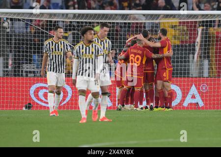 Stadio Olimpico, Rom, Italien. Mai 2024. Fußball der Serie A; Roma gegen Juventus; Roma’s Spieler jubeln, nachdem sie in der 15. Minute das Tor für 1-0 erzielt haben. Credit: Action Plus Sports/Alamy Live News Stockfoto