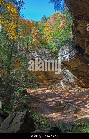 Herbstfarben über einem Seclude Limestone Canyon am Ash Canyon im Hocking Hills State Park in Ohio Stockfoto