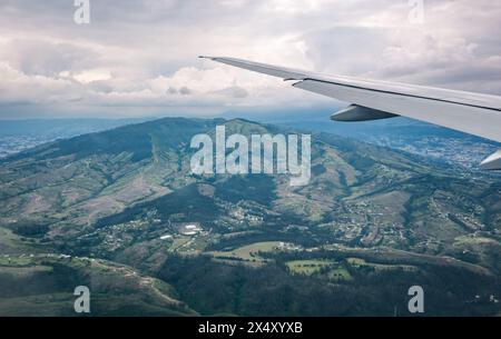 Blick vom Flugzeugfenster aus auf den Flugzeugflügel, der nach Quito, Ecuador, fliegt Stockfoto