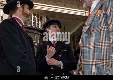 London, Großbritannien. Mai 2024. Ein Gentleman stellt seine Manschettenknöpfe ein. Damen und Herren in ihren besten Outfits treffen sich an der Beau Brummell Statue in der Jermyn Street London zum Vierten Grand Flaneur Walk. Quelle: SOPA Images Limited/Alamy Live News Stockfoto