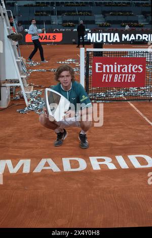 Madrid, Spanien. Mai 2024. Mutua Madrid Open Tennis ATP, Men's Singles Final, Trophy Ceremony: Felix Auger-Aliassime (CAN) und Andrey Rublev. Rublev, Sieger des Männer-Einzelturniers, posiert mit der Trophäe vor der Menge und der Presse. Quelle: EnriquePSans/Alamy Live News Stockfoto