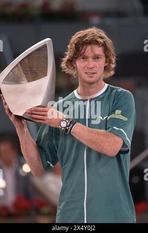 Madrid, Spanien. Mai 2024. Mutua Madrid Open Tennis ATP, Men's Singles Final, Trophy Ceremony: Felix Auger-Aliassime (CAN) und Andrey Rublev. Rublev, Sieger des Männer-Einzelturniers, posiert mit der Trophäe vor der Menge und der Presse. Quelle: EnriquePSans/Alamy Live News Stockfoto