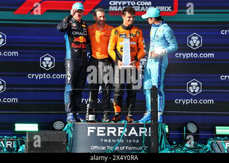 Miami, USA. Mai 2024. Das Podium (L bis R): Max Verstappen (NLD) Red Bull Racing, Zweiter; Andrea Stella (ITA) McLaren Teamchef; Lando Norris (GBR) McLaren, Rennsieger; Charles Leclerc (MON) Ferrari, Dritter. 05.05.2024. Formel-1-Weltmeisterschaft, Rd 6, Miami Grand Prix, Miami, Florida, USA, Wettkampftag. Das Foto sollte lauten: XPB/Alamy Live News. Stockfoto