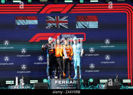 Miami, USA. Mai 2024. Das Podium (L bis R): Max Verstappen (NLD) Red Bull Racing, Zweiter; Andrea Stella (ITA) McLaren Teamchef; Lando Norris (GBR) McLaren, Rennsieger; Charles Leclerc (MON) Ferrari, Dritter. 05.05.2024. Formel-1-Weltmeisterschaft, Rd 6, Miami Grand Prix, Miami, Florida, USA, Wettkampftag. Das Foto sollte lauten: XPB/Alamy Live News. Stockfoto