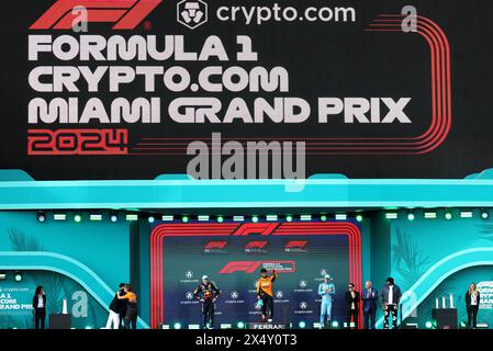 Miami, USA. Mai 2024. Das Podium (L bis R): Andrea Stella (ITA) McLaren Team Principal; Max Verstappen (NLD) Red Bull Racing, Zweiter; Lando Norris (GBR) McLaren, Rennsieger; Charles Leclerc (MON) Ferrari, Dritter. 05.05.2024. Formel-1-Weltmeisterschaft, Rd 6, Miami Grand Prix, Miami, Florida, USA, Wettkampftag. Das Foto sollte lauten: XPB/Alamy Live News. Stockfoto