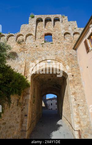 Tor verbindet die Altstadt mit der Neustadt, Porta alle Silici, Massa Marittima, Toskana, Italien Stockfoto