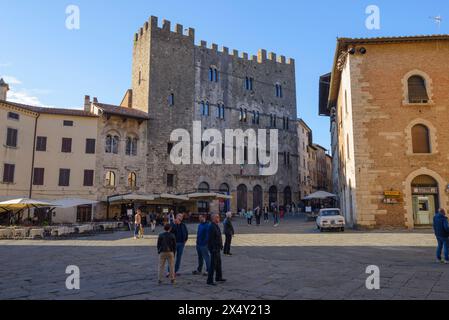 Palazzo del Comune (Rathaus) und Piazza Garibaldi bei Sonnenuntergang, Massa Marittima, Toskana, Italien Stockfoto