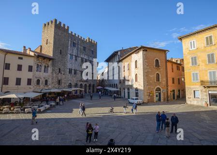 Palazzo del Comune (Rathaus) und Piazza Garibaldi bei Sonnenuntergang, Massa Marittima, Toskana, Italien Stockfoto