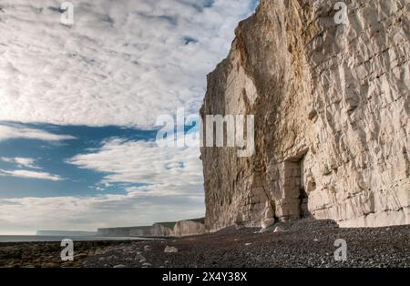 Birling Gap, Eastbourne, East Sussex, Großbritannien. Mai 2024. Ein glorreicher Spätnachmittag und Abend an der Südküste, nicht ganz so viele Besucher wie gestern, aber einige sind wieder sehr nahe am Rand. Dieses Bild, das nach Westen zu den Sieben Schwestern blickt, zeigt die Unterschneidung und Spalten, die von oben nicht sichtbar sind und unter dem Boden- und Grasteppich versteckt sind. Die Kreidefelsen entlang dieser Küste sind zerbrechlich und unterschnitten mit häufigen Wasserfällen. Die Warnschilder scheinen unzureichend zu sein und ein Sicherheitsseil vom Beachy Head zum Belle Tout Leuchtturm geht nicht weiter nach Birling Gap. Quelle: David Burr/Alamy Live News Stockfoto