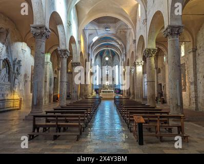 Innenarchitektur der Kathedrale von San Cerbone in Massa Marittima, Grosseto, Toskana, Italien Stockfoto