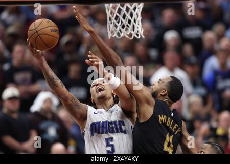 Cleveland, Usa. Mai 2024. Paolo Banchero (5) von Orlando Magic versucht einen Schuss, während er von Cleveland Cavaliers Evan Mobley (4) in der zweiten Hälfte der ersten Runde des Spiels der Eastern Conference 7 im Rocket Mortgage Fieldhouse in Cleveland, Ohio, verteidigt wurde 2024. Foto: Aaron Josefczyk/UPI Credit: UPI/Alamy Live News Stockfoto