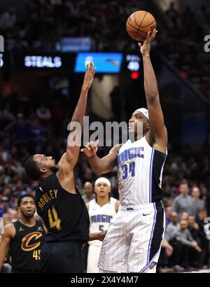 Cleveland, Usa. Mai 2024. Wendell Carter Jr. (34) von Orlando Magic schießt in der zweiten Hälfte des ersten Spiels der Eastern Conference im Rocket Mortgage Fieldhouse in Cleveland, Ohio, Sonntag, 5. Mai 2024 über die Cleveland Cavaliers Evan Mobley. Foto: Aaron Josefczyk/UPI Credit: UPI/Alamy Live News Stockfoto