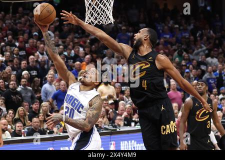 Cleveland, Usa. Mai 2024. Markelle Fultz (20) von Orlando Magic wird in der zweiten Hälfte der ersten Runde des Spiels der Eastern Conference im Rocket Mortgage Fieldhouse in Cleveland, Ohio, am 5. Mai 2024 von Cleveland Cavaliers Evan Mobley (4) blockiert. Foto: Aaron Josefczyk/UPI Credit: UPI/Alamy Live News Stockfoto