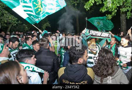 Porto, Portugal. Mai 2024. Porto, 05/2024 - Adeptos do Sporting festejam o titulo de Campeões 23/24, na Rotunda da Boavista em frente à Casa da Música no porto. #13osé Car Carmo/Global Ima Credit: Atlantico Press/Alamy Live News Stockfoto