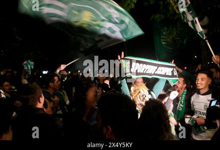 Porto, Portugal. Mai 2024. Porto, 05/2024 - Adeptos do Sporting festejam o titulo de Campeões 23/24, na Rotunda da Boavista em frente à Casa da Música no porto. #13osé Car Carmo/Global Ima Credit: Atlantico Press/Alamy Live News Stockfoto