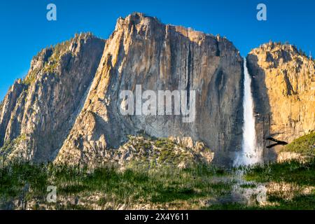 UPPER YOSEMITE FALL, YOSEMITE POINT & MERCED RIVER YOSEMITE NATIONAL PARK CALIFORNIA USA Stockfoto