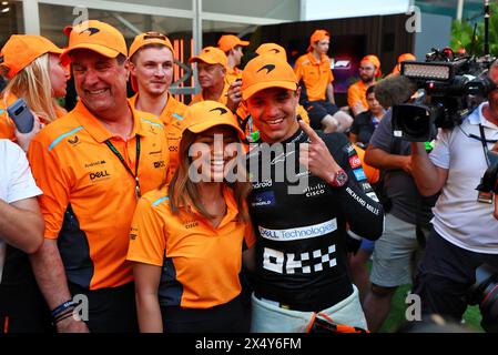 Miami, USA. Mai 2024. Rennsieger Lando Norris (GBR) McLaren feiert mit Bianca Bustamante (PHL) ART F1Academy Fahrer und dem Team. Formel-1-Weltmeisterschaft, Rd 6, Miami Grand Prix, Sonntag, 5. Mai 2024. Miami International Autodrome, Miami, Florida, USA. Quelle: James Moy/Alamy Live News Stockfoto