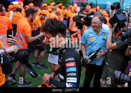 Miami, USA. Mai 2024. Rennsieger Lando Norris (GBR) McLaren feiert mit dem Team und Frederic Vasseur (FRA) Ferrari Team Principal. 05.05.2024. Formel-1-Weltmeisterschaft, Rd 6, Miami Grand Prix, Miami, Florida, USA, Wettkampftag. Das Foto sollte lauten: XPB/Alamy Live News. Stockfoto