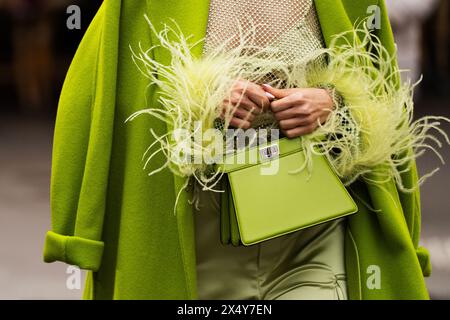 Paris, Frankreich - 25. Januar 2024: Frau trägt Fendi Peekaboo Tasche, Details zum Outfit der Mode-Bloggerin, Street-Style. Stockfoto