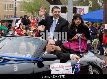 Laredo Texas, USA. 22. Februar 2009: Festivalparade zum Geburtstag des ersten Präsidenten der Vereinigten Staaten, George Washington, in der Innenstadt von Laredo, wo der US-Kongressabgeordnete HENRY CUELLAR von Laredo bei der Parade reitet. Cuellar, heute ein US-Kongressabgeordneter aus Texas, und seine Frau wurden im Mai 2024 wegen Bestechung vom US-Justizministerium angeklagt. ©Bob Daemmrich Stockfoto