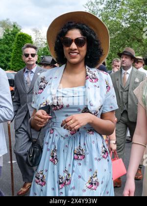 London, UK, 5. Mai 2024. Die Teilnehmer der Schneiderei nehmen an dem vierten Grand Flaneur Walk in der Gegend von St. James und darüber hinaus Teil, ohne dabei ein Ziel im Auge zu haben, das durch die Tradition des ziellosen Wanderns im 19. Jahrhundert populär wurde. Die Veranstaltung, die vom CHAP Magazin organisiert wird, fällt mit ihrem 25-jährigen Bestehen zusammen. Quelle: Eleventh Photography/Alamy Live News Stockfoto