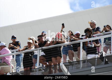 Miami, USA. Mai 2024. Beim Formel 1 Grand Prix von Miami am 5. Mai 2024 im Miami International Autodrome in Miami, Florida, haben die Fans den Überblick über die Startaufstellung. (Foto: JC Ruiz/SIPA USA) Credit: SIPA USA/Alamy Live News Stockfoto