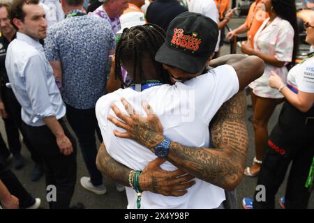 Miami, USA. Mai 2024. Der Miami Dolphins Wide Receiver, Odell Beckham Jr, umarmt einen Freund beim F1 Grand Prix von Miami am 5. Mai 2024 im Miami International Autodrome. (Foto: JC Ruiz/SIPA USA) Credit: SIPA USA/Alamy Live News Stockfoto