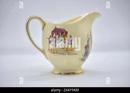 Altes Porzellan-Milchkännchen mit englischen Szenen Stockfoto